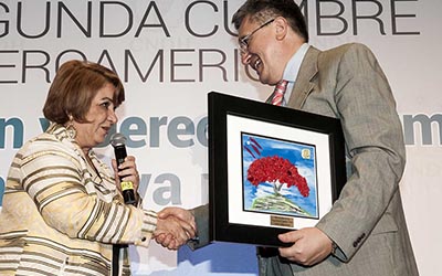 De Izquierda a derecha: Iris Miriam Ruíz Class, Coordinadora General de la Red sobre Migrantes y Trata de Personas de la FIO y Procuradora del Ciudadano de Puerto Rico; Luis Raúl González Pérez, Presidente de la CNDH.