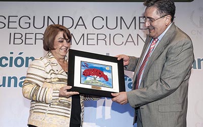 De Izquierda a derecha: Iris Miriam Ruíz Class, Coordinadora General de la Red sobre Migrantes y Trata de Personas de la FIO y Procuradora del Ciudadano de Puerto Rico; Luis Raúl González Pérez, Presidente de la CNDH.